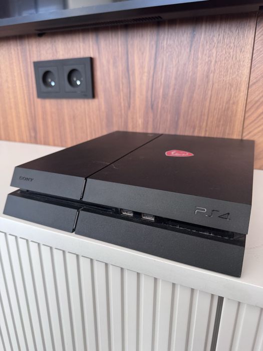 PlayStation 4 + 2 геймпада + 9 игр