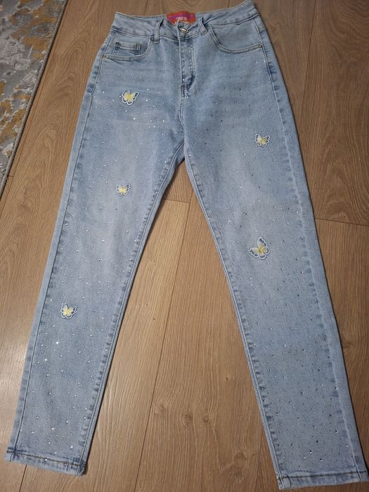 Vand blugi XS cu sclipici si broderie fluturasi
