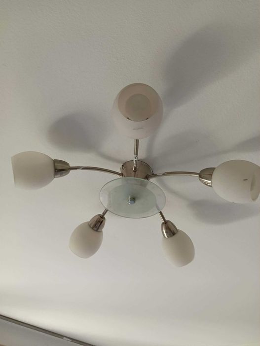 Полилей с пет фасунки. Ползване и с LED крушки.Хромирани метални части