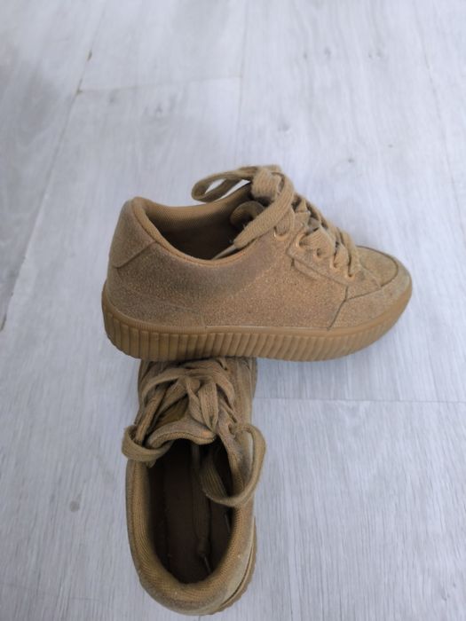Vând papuci copii ,din piele de culoare  maro
