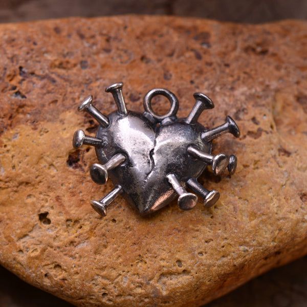 Сребърен медальон 925 Сърце с пирони–символ на болка и преживяна любов