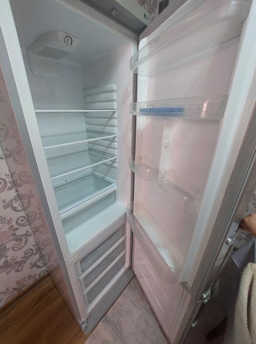 Холодильник LG серого цвета