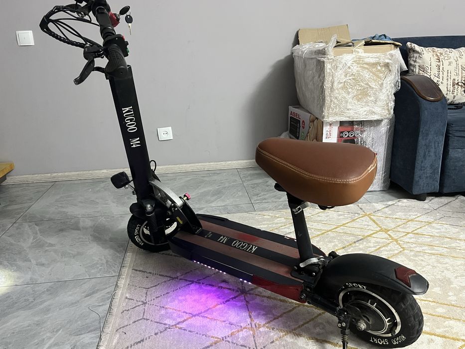 Продам электросамокат Kugoo m4