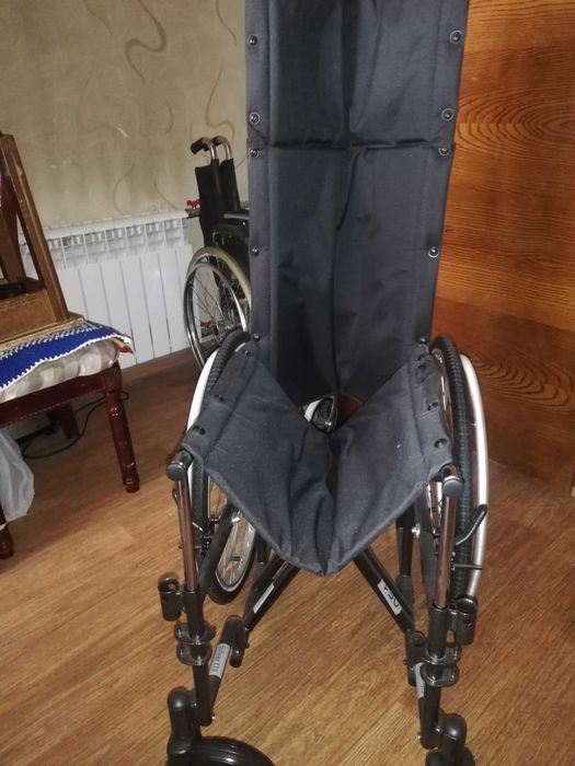 Коляска для инвалидов с высокой спинкой