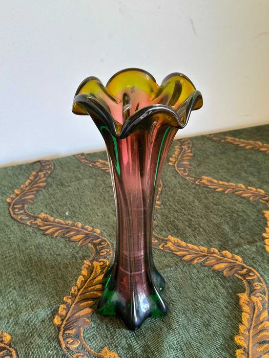 Vază sticlă suflată manual, formă de floare, stil Art Nouveau, degrade galben-roz-verde