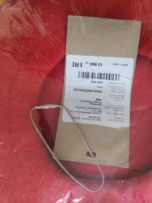 Продается беретка красная