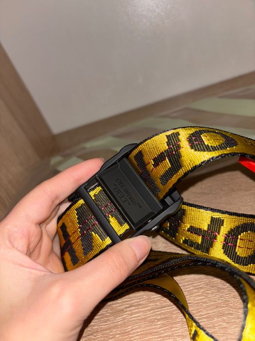 Curea off white yellow