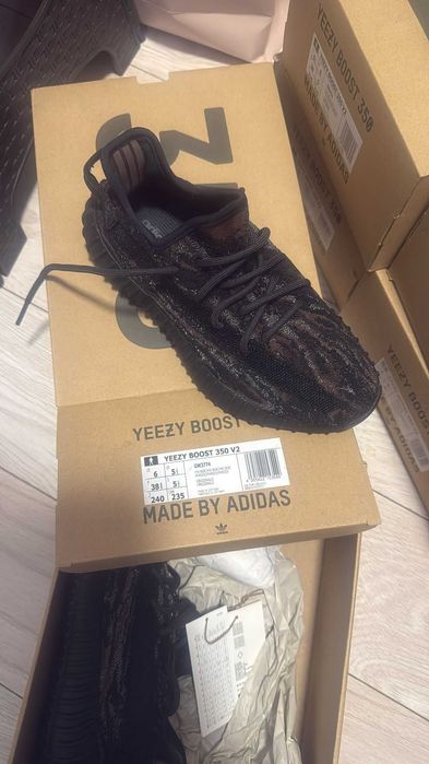 Adidasi Yeezy Boost 350 si YzY 350 V2