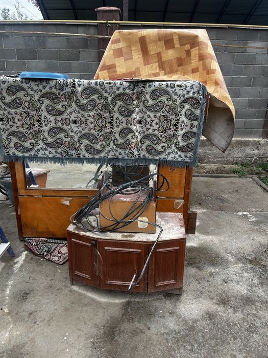 Шкаф советский тяжелый прочный,сервант