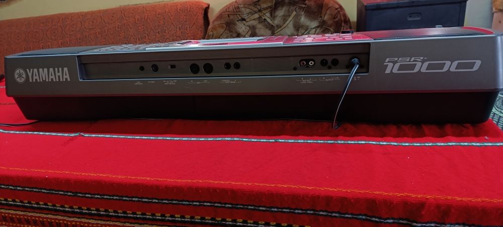 Продавам Yamaha psr-1000 приемам Бартерни за колони