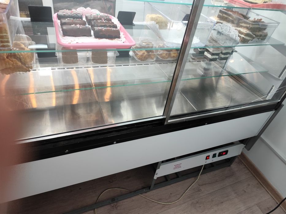 Продам кондитерский витринный холодильник