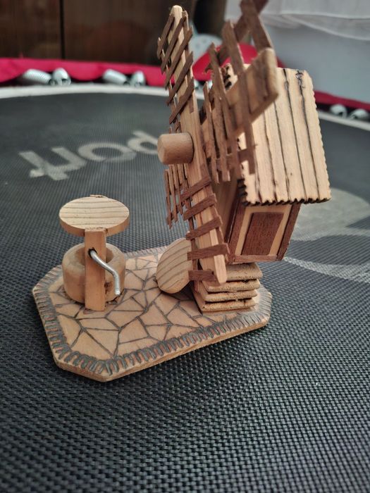 Дървена миниатюра и стар ламринен самолет играчка