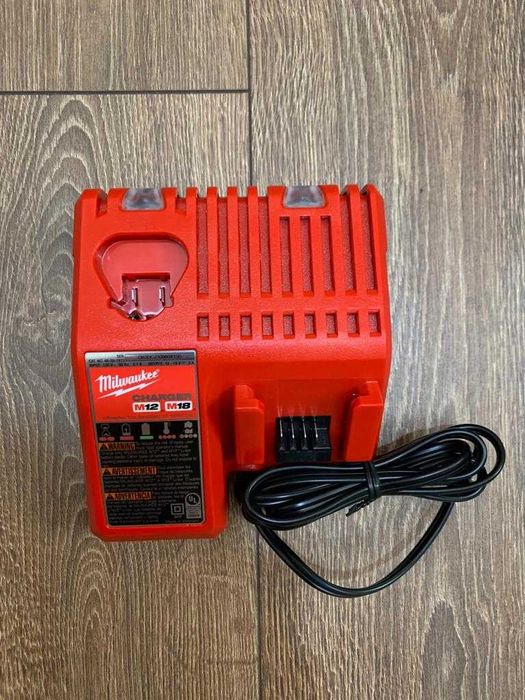 Зарядное устройство Milwaukee M12 M18