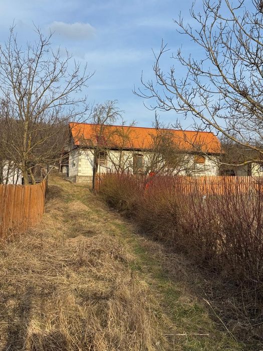 Casa la rosu intrare Schitu Duca