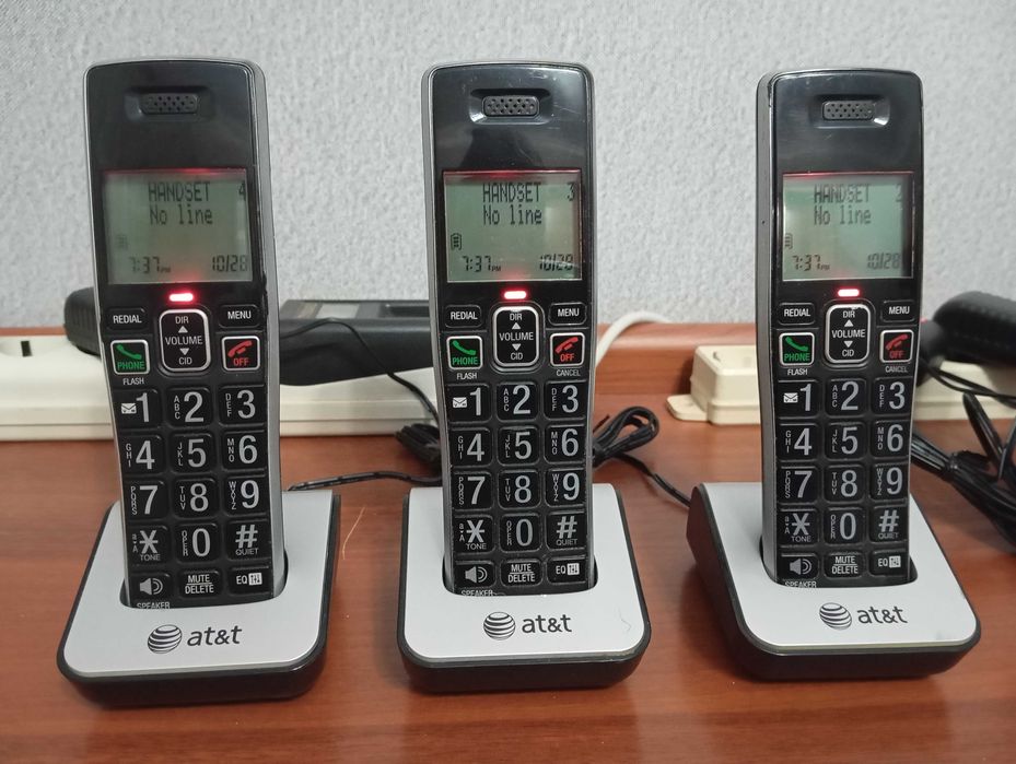 Продам радиотелефон AT&T четыре трубки на один телефонный номер.