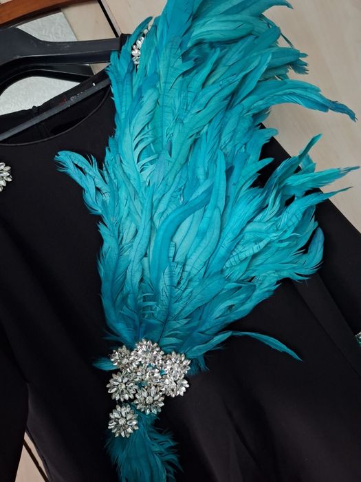 Rochie neagra cu pene turcoaz