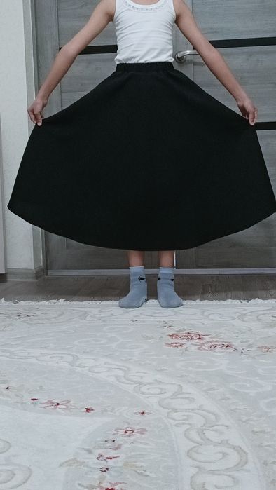 Бір қыз бөксесін көрсетіп, видеоны мақтап жатыр.