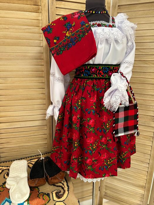 Costum popular/traditional pentru femei de Maramures complet, autentic
