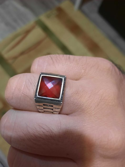 Перстень с красным камнем