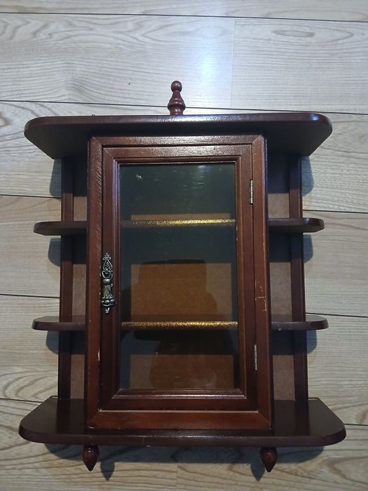 Dulap -vitrina,in miniatură.