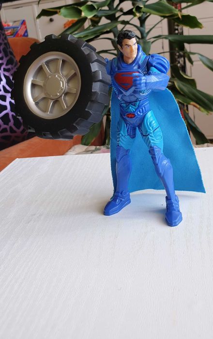 Figurina Superman: Man of Steel - Deluxe MEGA TIRE