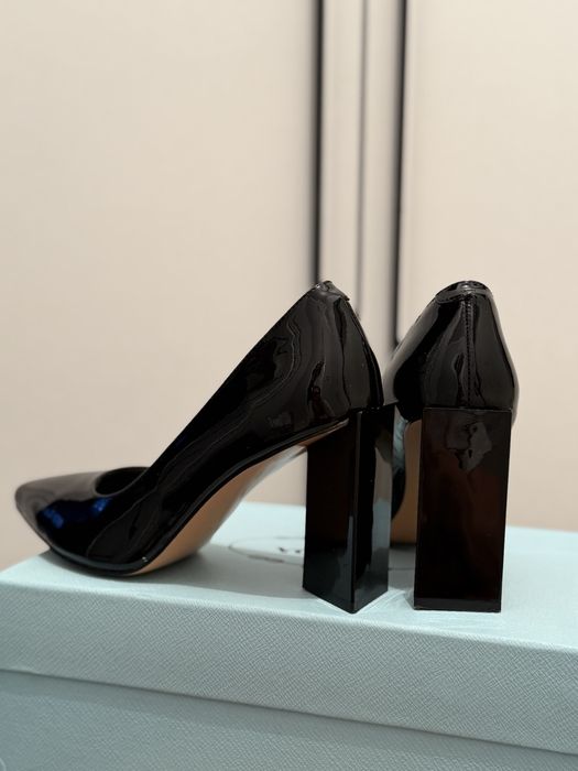 Продам черные лакированные туфли