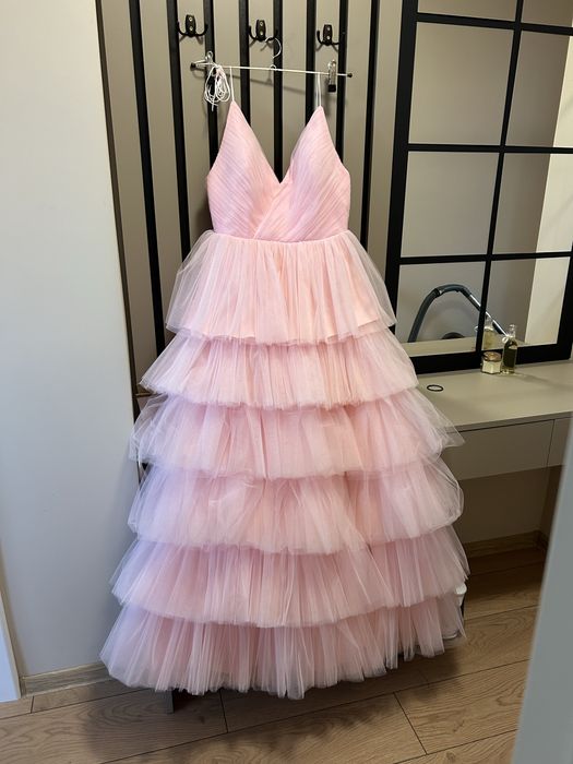 Продавам нова официална рокля М размер