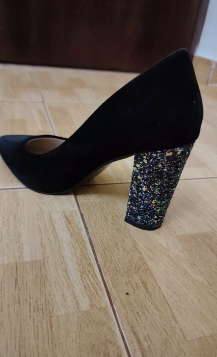 Vand pantofi cu toc