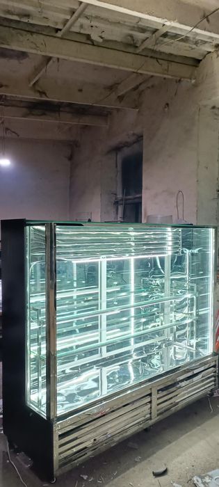 Vetrina xaladelnik Tort va shirinliklar uchun