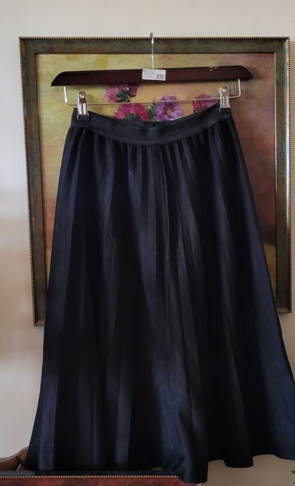 Fusta medie neagra in pliuri, catifelata