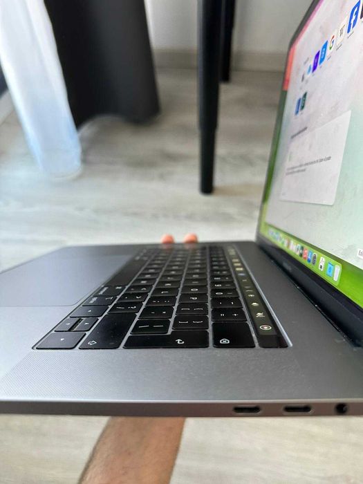 MacBook Pro 15" 2019 | i7 2.6GHz | 16GB RAM | 256GB SSD | Touch Bar