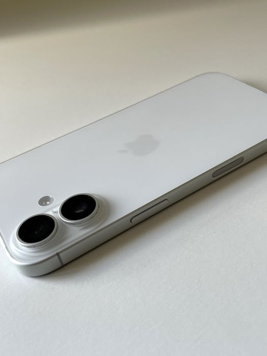 iPhone 16 / 256 GB / Alb / Stare excelentă + 6 huse