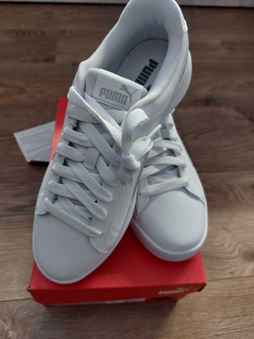 Бели обувки Puma