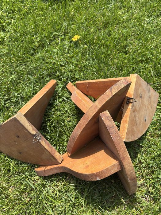 Ъглова етажерка за цретя