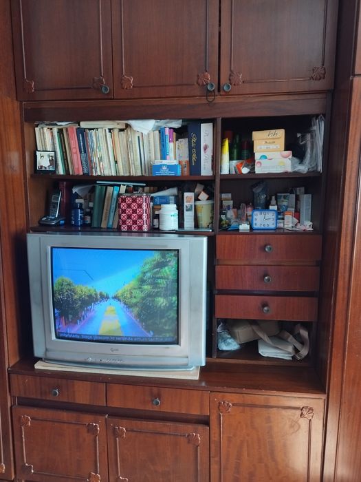 Отдам бесплатно стенку и телевизор