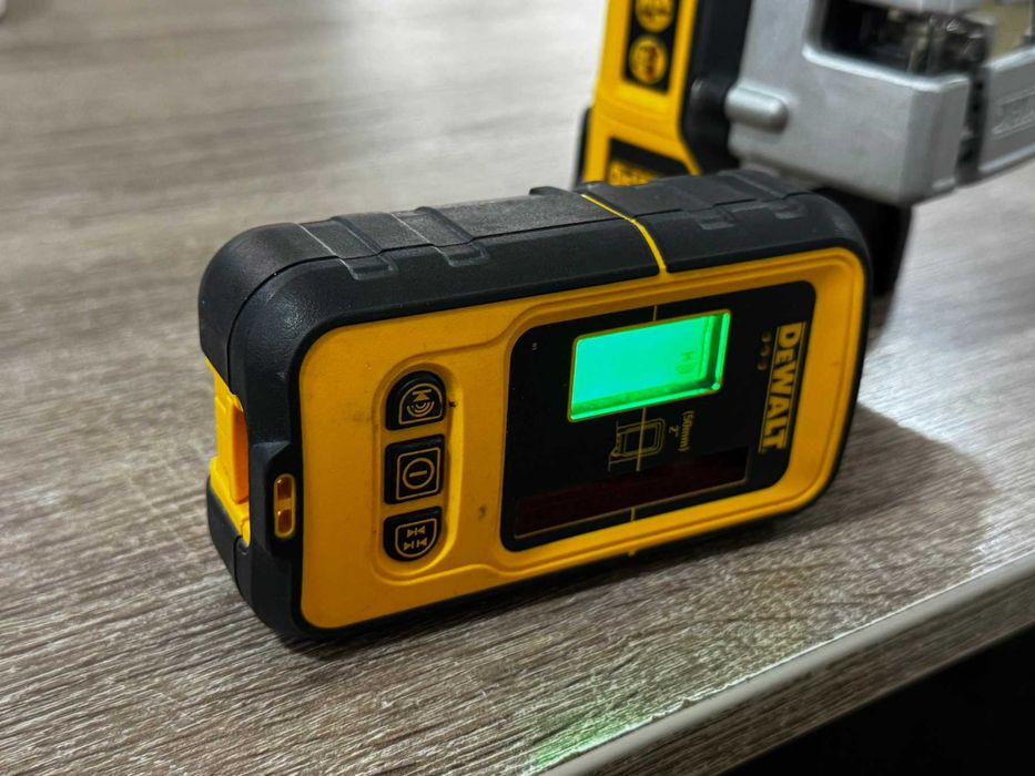 Линеен лазерен нивелир DEWALT DW089K