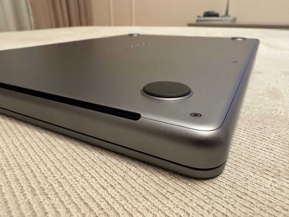 Vand Apple MacBook Pro M1 Pro, stare impecabila, ca nou, in cutie