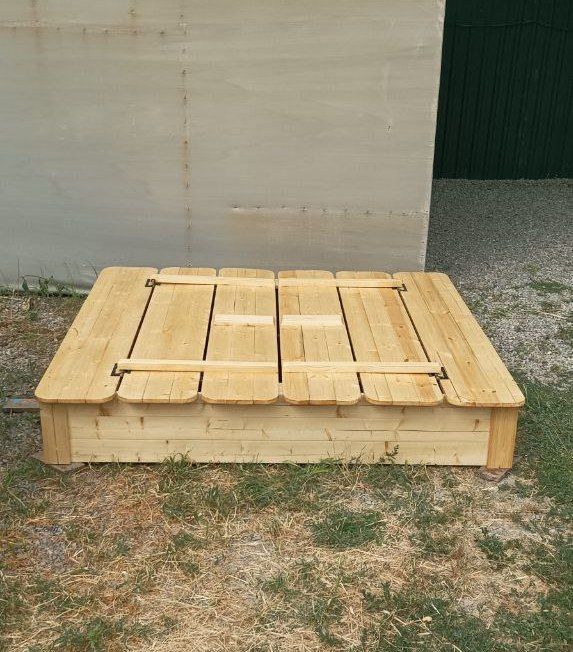 Песочница со скамейками.