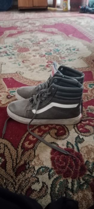 Продам кроссовки новые