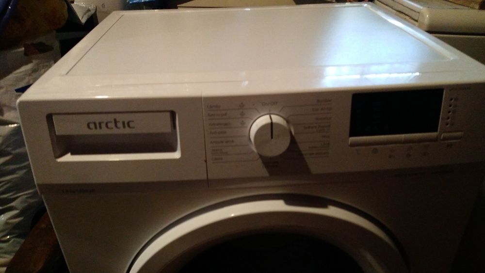 Vând mașină de spălat Arctic 8 kg motor inverter