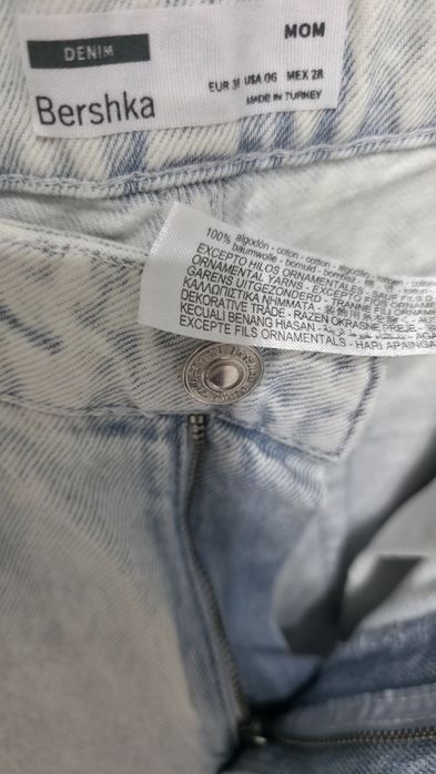 Blugi Mom Fit, Bershka, cu rupturi si broderii florale, 38