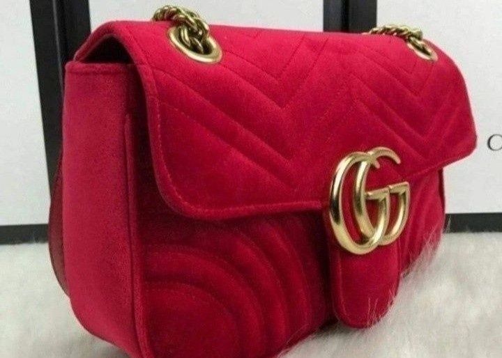 Geanta catifea Gucci Marmont, logo metalic auriu mat, saculet, etichet