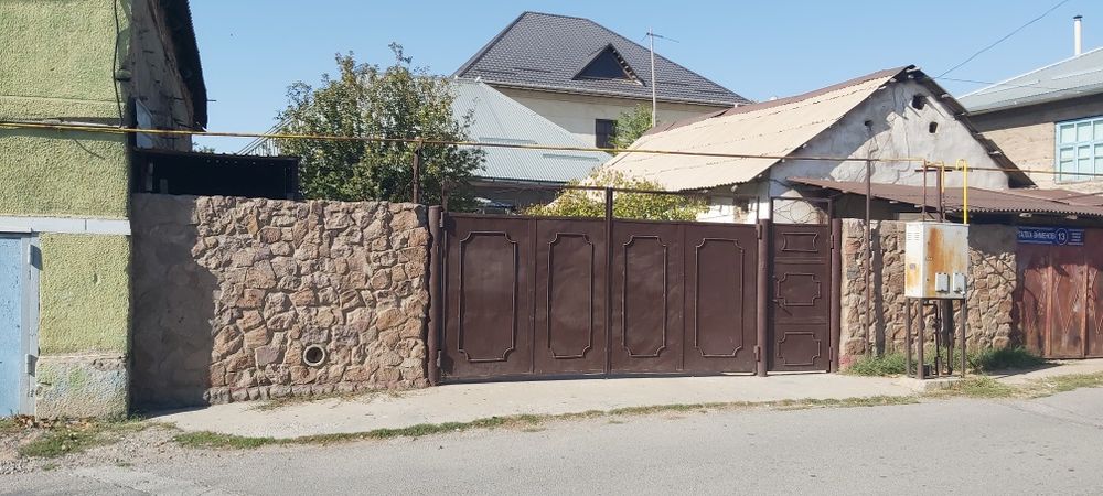 Продаётся дом из красного кирпича