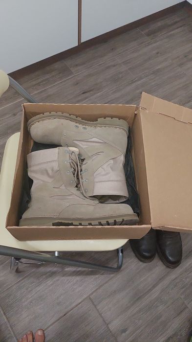 Bocanci militari și alte accesorii