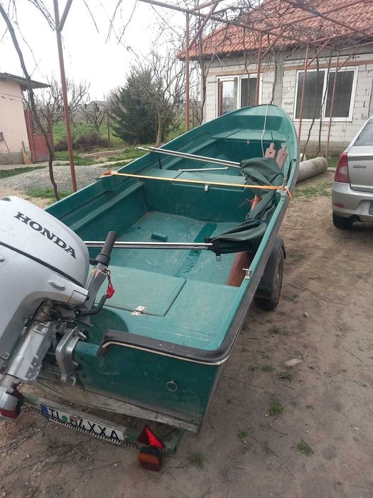 Vând ansamblu barcă + motor, ideal pentru ieșiri pe apă