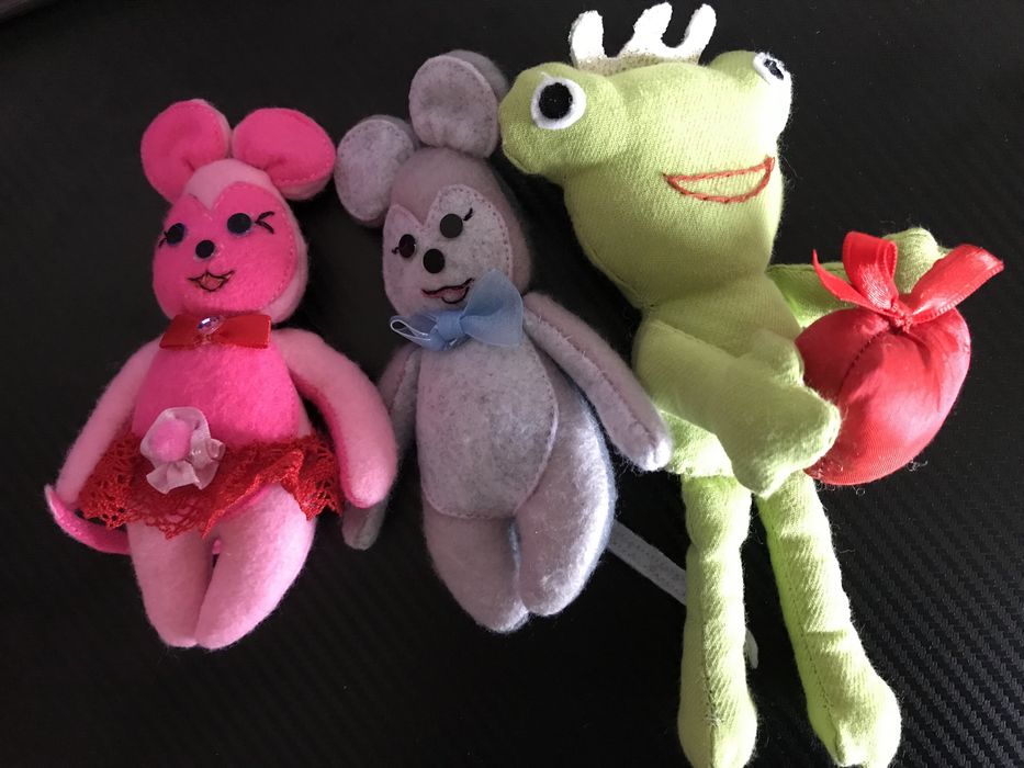 16 броя кукли за пръстчета в коледна къщичка