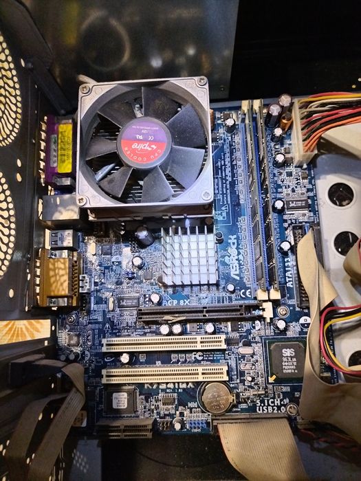 Стар компютър и монитор.