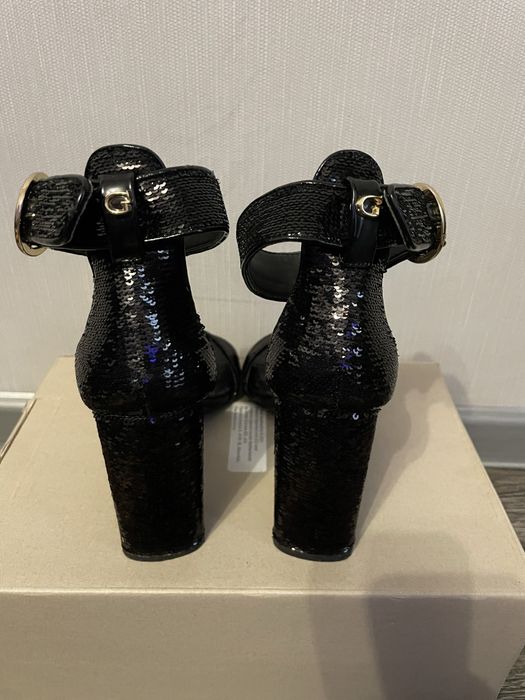 GUESS сандали на ток