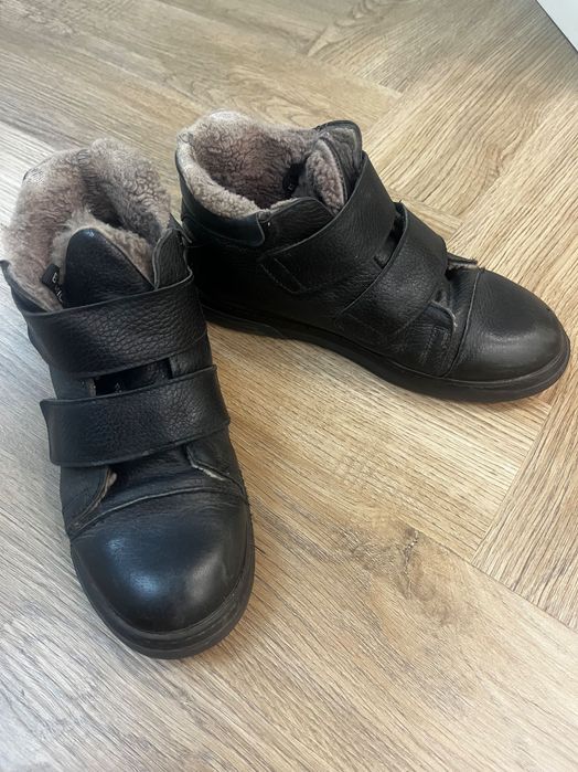 Продам зимнию обувь на мальчикп