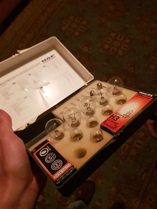 Стар комплект крушки на Филипс цената е 35лв за целия комплект
